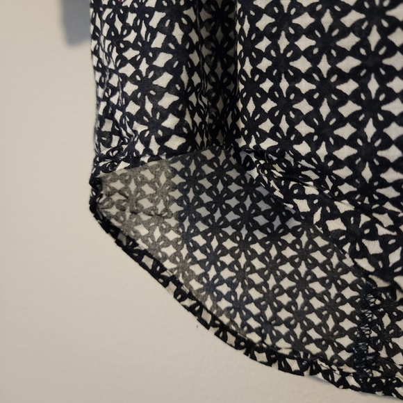 ✨2 for $5✨ Vince Camuto Black and White Patterned Peasant Blouse Size Small - Picture 3 of 8